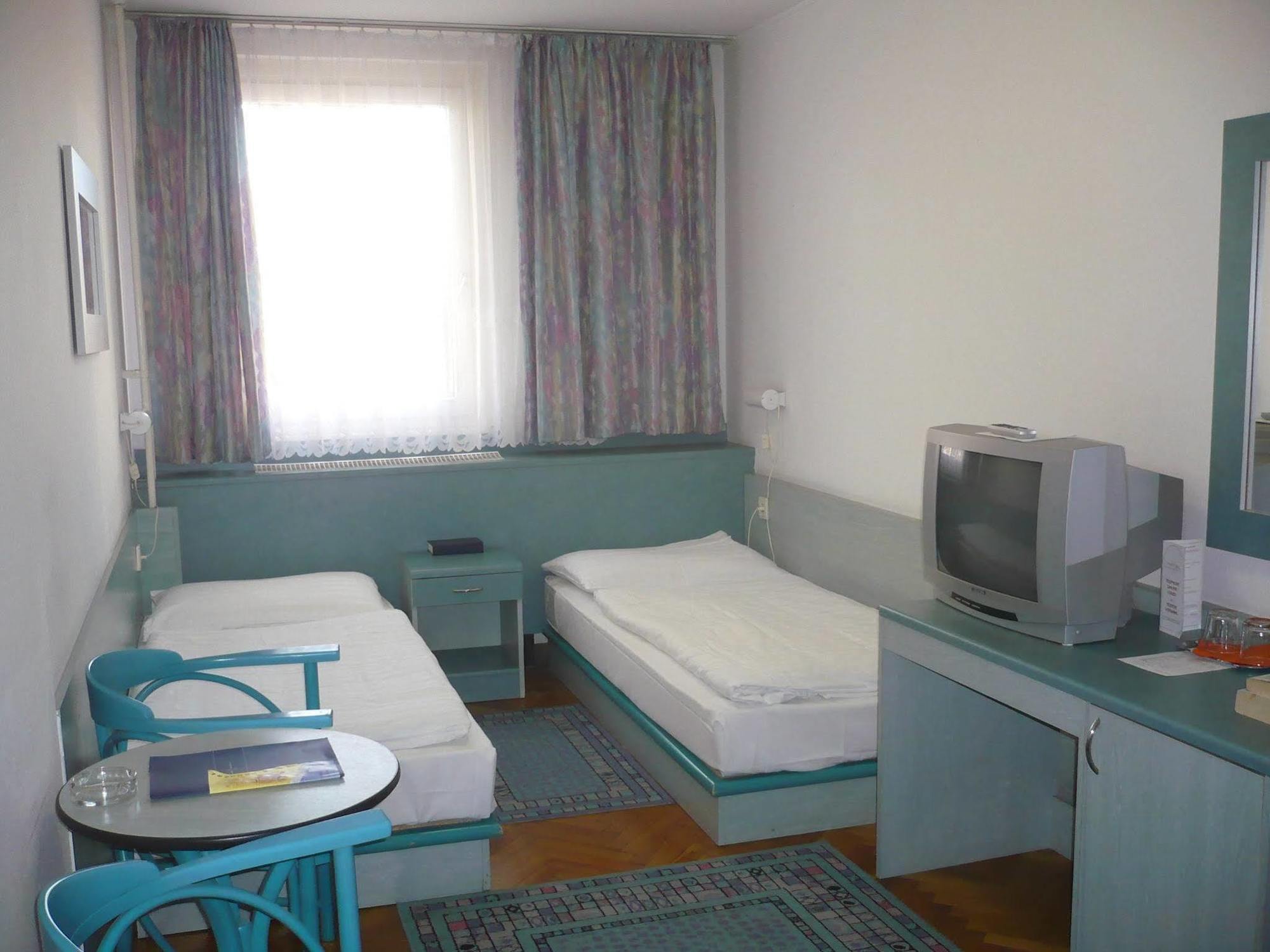 Hotel Ventura Boedapest Buitenkant foto